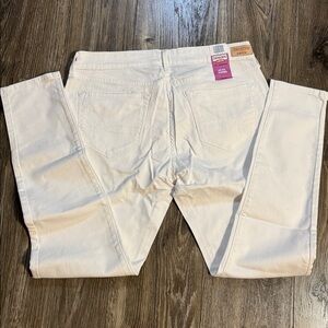 Denizen from Levi's Cream Stretch Jeggings